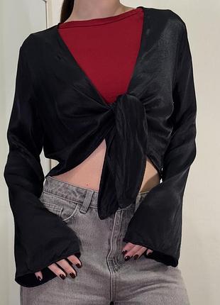 Стильна чорна сатинова блузка bershka розмір l