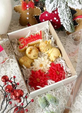 Новорічний подарунковий набір мила з оленятами і пуантенсіями .