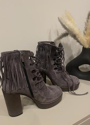 Взуття- чоботи 3