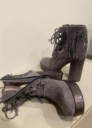 Взуття- чоботи 4