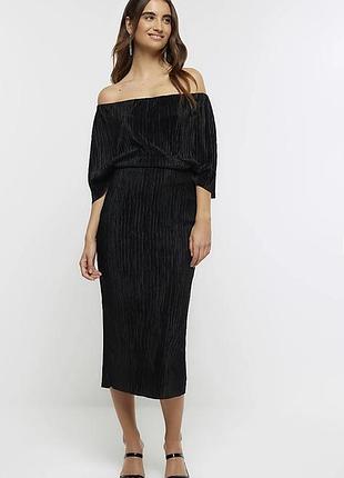 Чорна плісована сукня