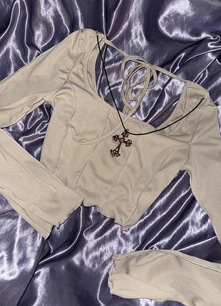 Чарівний молочний лонг з контрастними швами та рукавами кльош