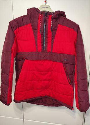 Мужская куртка-анорак с капюшоном от бренда subway в красно-бордовом цвете.