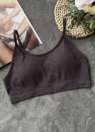 Безшовний топ-бюстгальтер в рубчик з чашками
