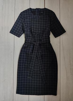 Щільна приталена стрейчева сукня з пояском в клітинку