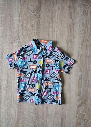 Рубашка в красочный принт букв