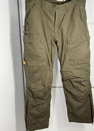 Чоловічі штани fjällräven, виготовлені із фірмового матеріалу g-1000. цей матеріал був створений у 1968 році і складається з 65% поліестеру та 35%