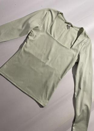 Плотний світло салатовий зелений лонгслів кофта розмір хс xs з вирізом на грудях жіночий обтислий фасон виріз декольте