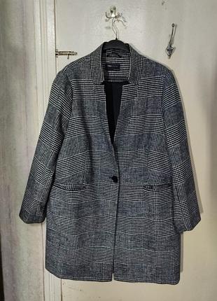 Классическое женское пальто в клетку 
дополнит ваш образ