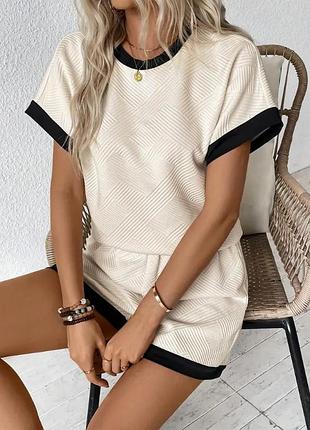 Жіночий костюм з еластичним поясом