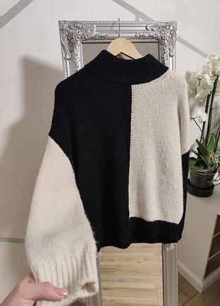 Чорно білий светр з мохером , розмір l