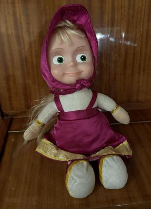 Мягкая игрушка в виде персонажа маши из мультфильма «маша и медведь».