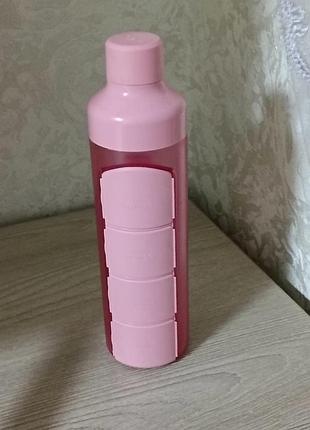 Пластиковая бутылка с контейнером для таблеток