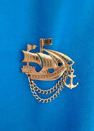 Брошка корабель