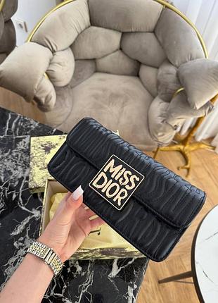 Сумка в чорному та білому кольорі