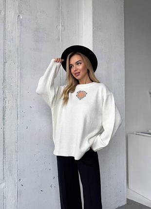 Стильный свитер с вырезом сердечко