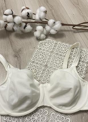 Білий бюстгальтер