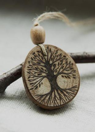 Маленький кулон "дерево жизни" из натурального дерева дуба.