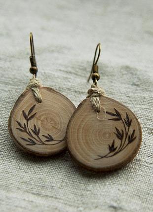 Маленькие древесные серьги из рябины. порография.