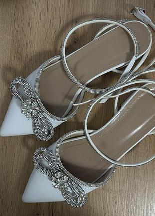 Туфлі-балетки з гострим носочком та бантиком