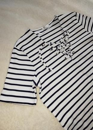 Женская футболка в полоску с шнуровкой