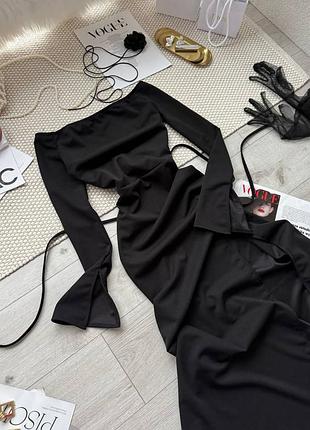 Платье женское с разрезом на ножке и на рукавах.
по спине корсет