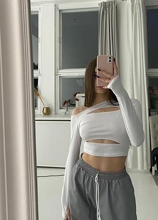 Топ на одно плечо с разрезами