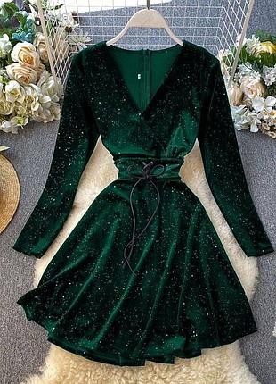 Женственное платье платье нарядное бархатное с завязками на талии мини короткое с напылением блестящее зеленое