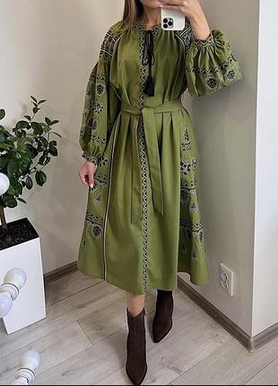 Жіноча сукня вишиванка колір хакі обємні рукави з пояском