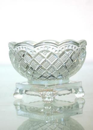 Стеклянная соленка розетка на четырех ножках avon