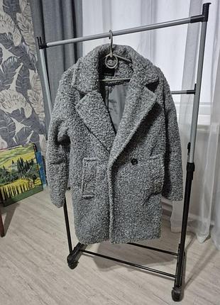 Стильное серое пальто-бушлат (teddy coat) из фактурной ткани букле. двубортное, оверсайз, размер xs