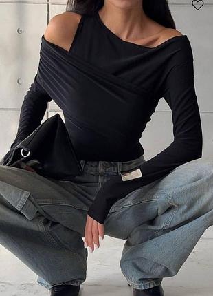 Лонгслив с открытыми плечами и драпировкой, однотонный базовый лонг со сборками на плечах