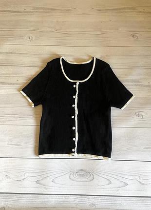 Топ с пуговками в стиле old money