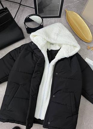 Жіноча зимова куртка пуховик зі вшитим хутряним капюшоном на змійці затяжках чорна норма батал