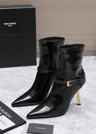 Стильні шкіряні черевики на підборах 🖤
класика, яка ніколи не виходить із моди!