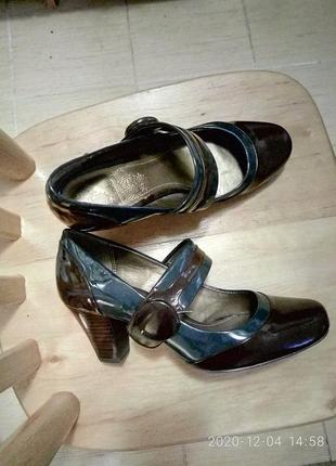 Нові класні і зручні шкіряні жіночі туфлі clarks