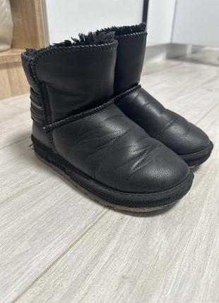 Угі чоботи черевики