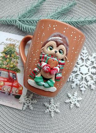 Новорічна чашка з декором "їжачок у светрі" - ручна робота, полімерна глина