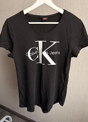 Чорна жіноча футболка