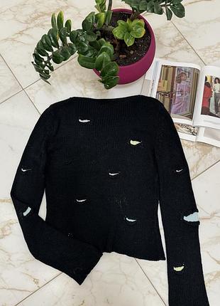Жіночий стильний вʼязаний светр з подовженими рукавами і ефектом дірок