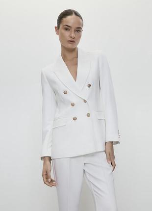 Білий двоборотний піджак з додаванням ві кози від reserved