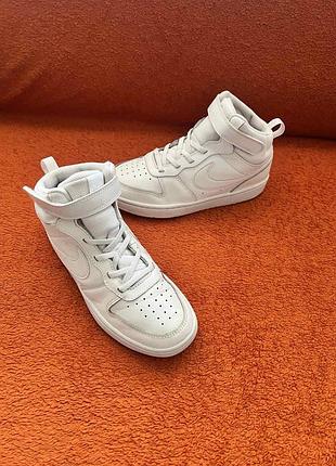 Кросівки хайтопи фірми nike 35 розміру по устілці 23 см.