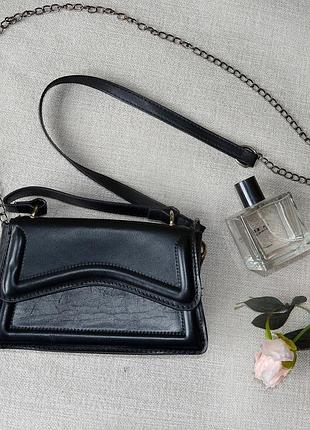 Гарна чорна маленька сумочка на ремінці
