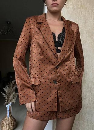 Карамельний костюм в горошок із жакету і шортів від misguided
