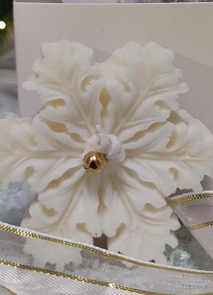 Свеча снежинка из натурального соевого воска