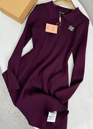 Бордовое трикотажное платье мини с воротничком