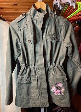 Оливкова куртка модель в стилі мілітарі або утилітарну куртку (utility jacket) з декоративною квітковою вишивкою розмір 36