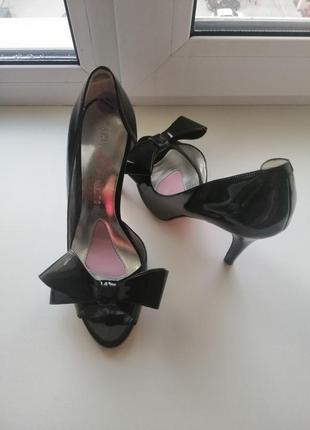 Paris hilton шкіряні фірмові босоніжки