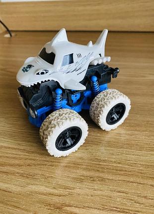 Машинка монстер трек акула
