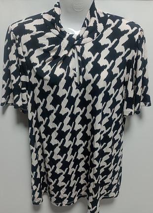 Блуза.
молочный цвет, черный принт